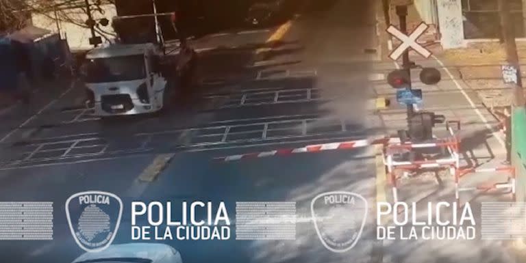 El momento en el que el camión cruzó con la barrera baja