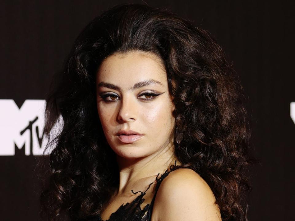 Charli XCX transformó el Olympia Dublin en un templo para los fans que la adoran (Getty Images para MTV/ViacomCBS)