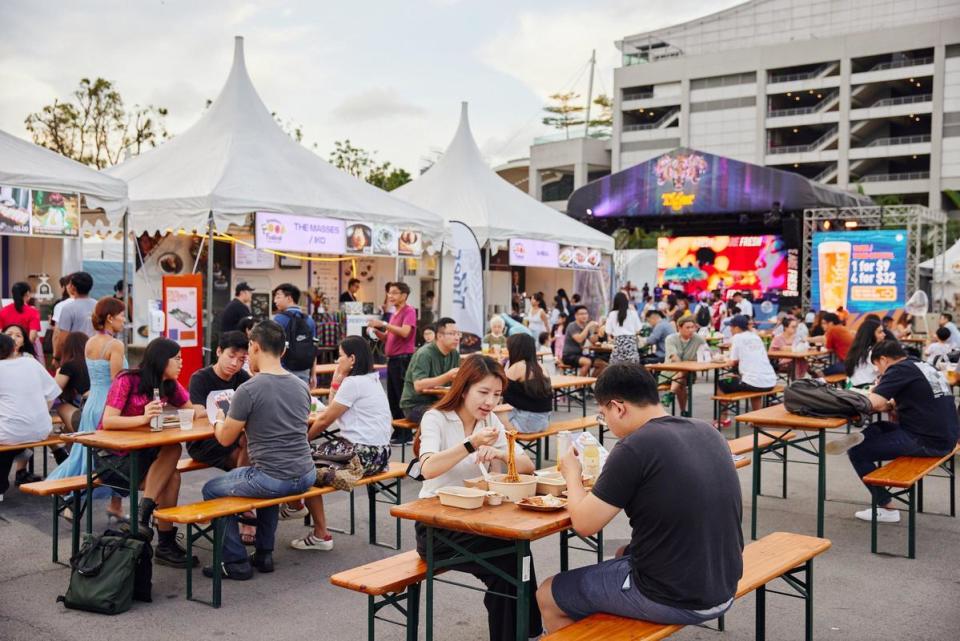 新加坡美食節主會場面積達1.7萬平方公尺，有超過百家品牌，讓參加者擁有多種美食體驗。（新加坡旅遊局提供）
