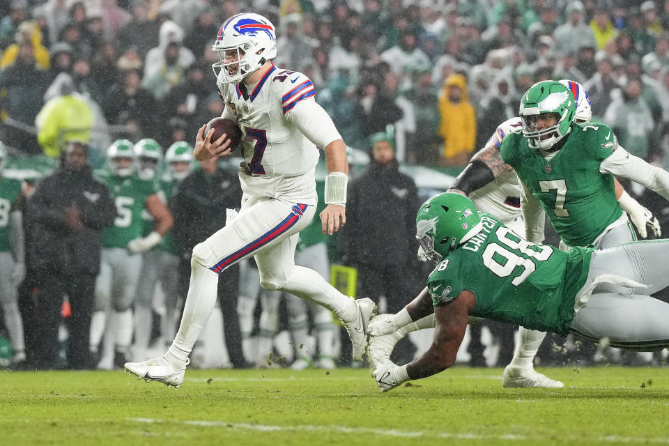 PHILADELPHIA, PENNSYLVANIA – NOVEMBER 26: Josh Allen #17 of the Buffalo Bills runs past <a class="link " href="https://sports.yahoo.com/nfl/players/40035" data-i13n="sec:content-canvas;subsec:anchor_text;elm:context_link" data-ylk="slk:Jalen Carter;sec:content-canvas;subsec:anchor_text;elm:context_link;itc:0">Jalen Carter</a> #98 of the Philadelphia Eagles while scoring a touchdown during the second quarter at Lincoln Financial Field on November 26, 2023 in Philadelphia, Pennsylvania. (Photo by Mitchell Leff/Getty Images)