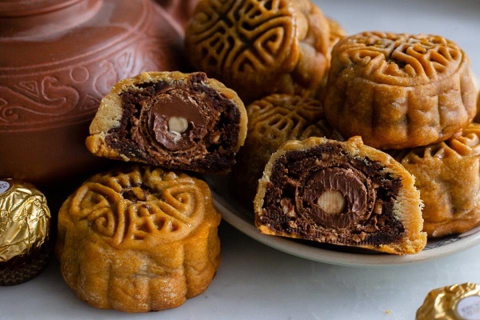 <p>The Flavor Flow</p><p>You can never go wrong with Ferrero Rocher! This mooncake is stuffed with the famous hazelnut chocolate and is delicious!</p><p><strong>Get the recipe here: <a href="https://www.theflavorflow.com/ferrero-rocher-brownie-mooncakes/" rel="nofollow noopener" target="_blank" data-ylk="slk:Ferrero Rocher Mooncake;elm:context_link;itc:0;sec:content-canvas" class="link ">Ferrero Rocher Mooncake</a></strong></p>