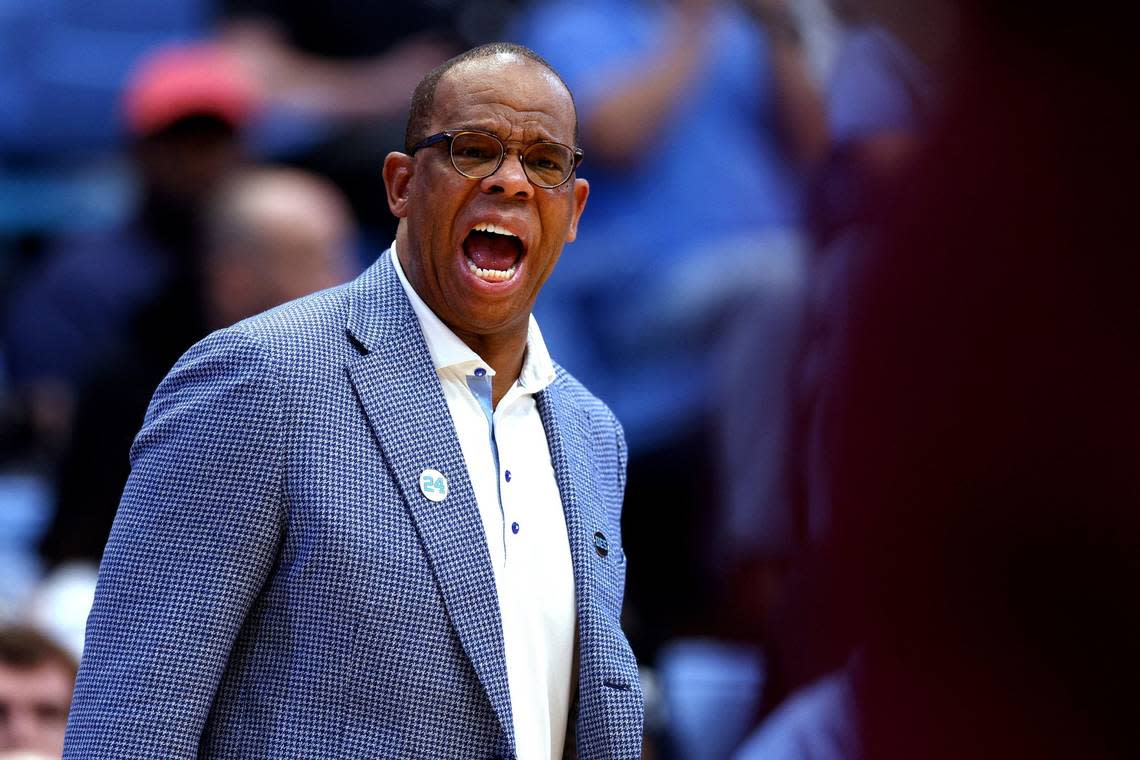 North Carolina coach Hubert Davis is 0-1 as the Tar Heels head man vs. Kentucky.