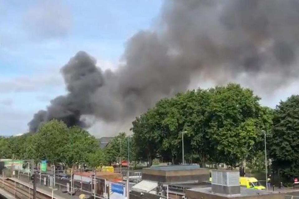 Smoke rising from The Mall in Walthamstow (@DelangeAlex)