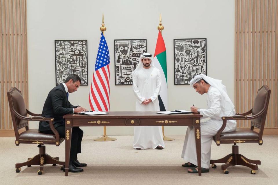 El alcalde de Miami Francis Suárez firmando un acuerdo con Abdulla Mohammed Albasti, secretario general de la Junta Ejecutiva de Dubai.