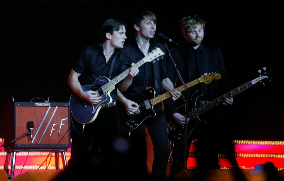 Alex Kapranos performing with Nick McCarthy and Robert Hardy in 2004 (Getty)