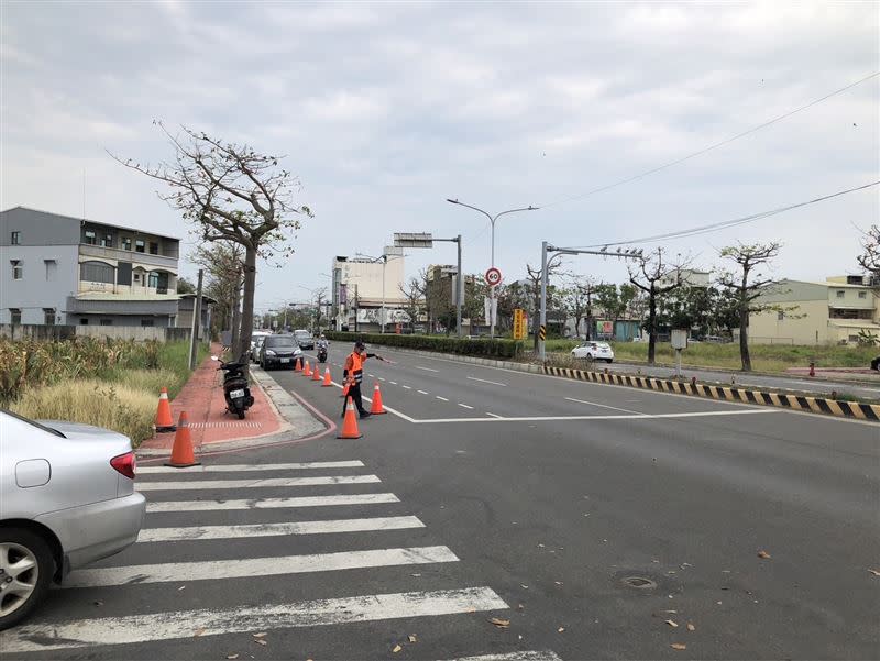 警方在掃墓易壅塞路段圍起路錐。（圖／警方提供）