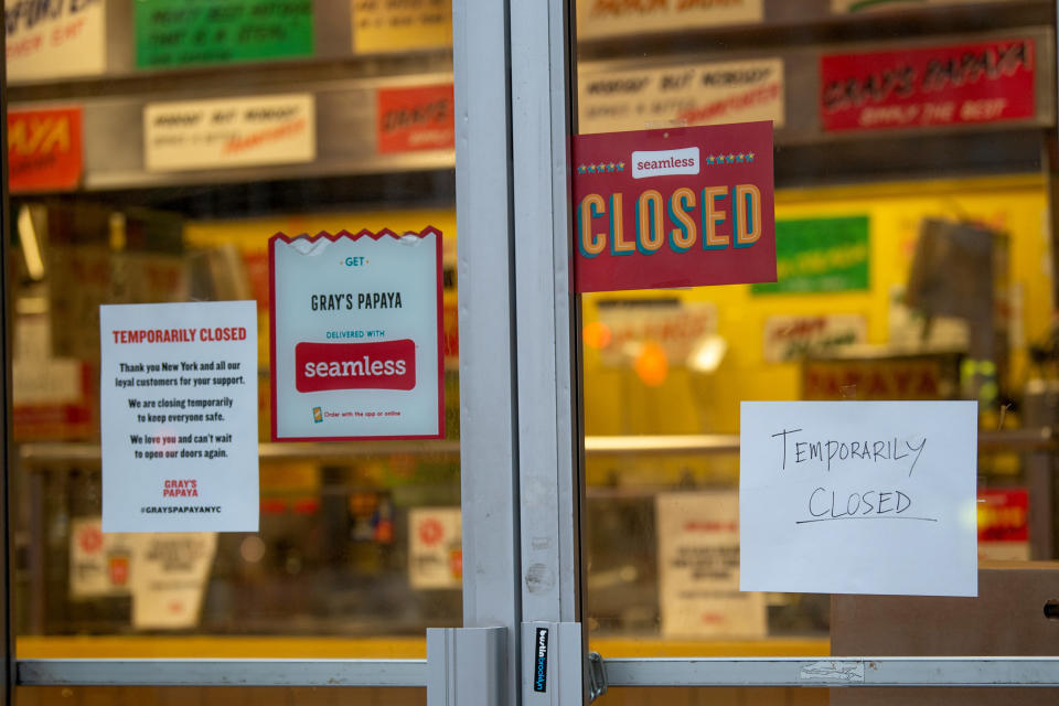 NUEVA YORK, NUEVA YORK - 24 de abril: carteles indicando que el negocio está cerrado en un restaurante de comida rápida en medio de la pandemia del coronavirus, el 24 de abril de 2020 en la ciudad de Nueva York, Estados Unidos. (Foto de Alexi Rosenfeld/Getty Images)