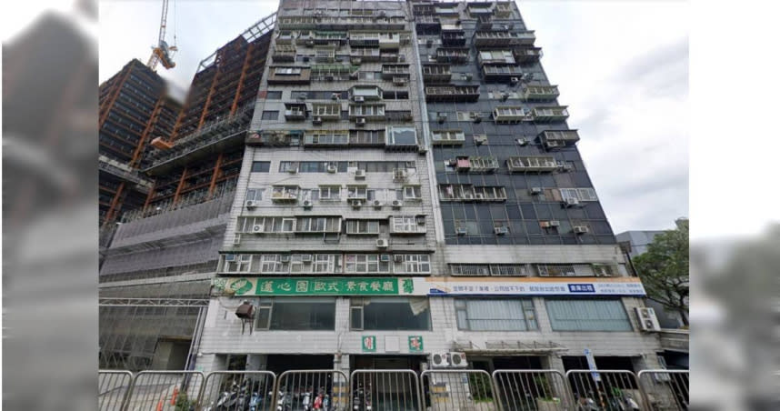 錦新大樓因公共空間產權糾紛，擁有所有權的公司派人將前門通往電梯的通道封住。（圖／截取自Google　maps）