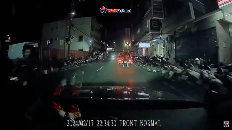 車主發現前方有車輛違規併排停車。（圖／翻攝自YouTube-WoWtchout - 地圖型行車影像分享平台頻道）