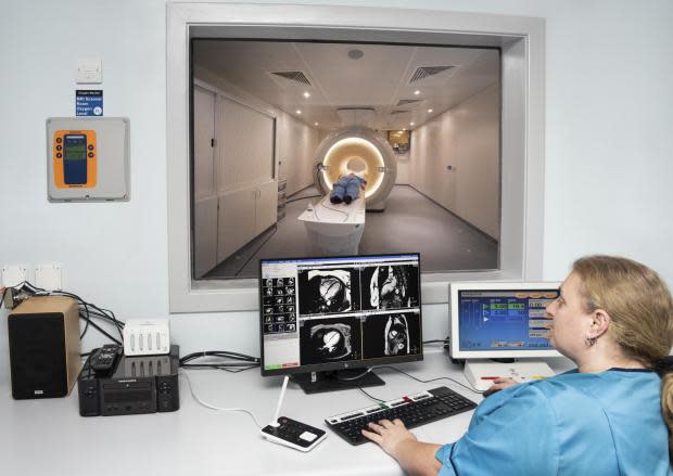 The National : La salle de contrôle du scanner IRM de l'Université d'Aberdeen