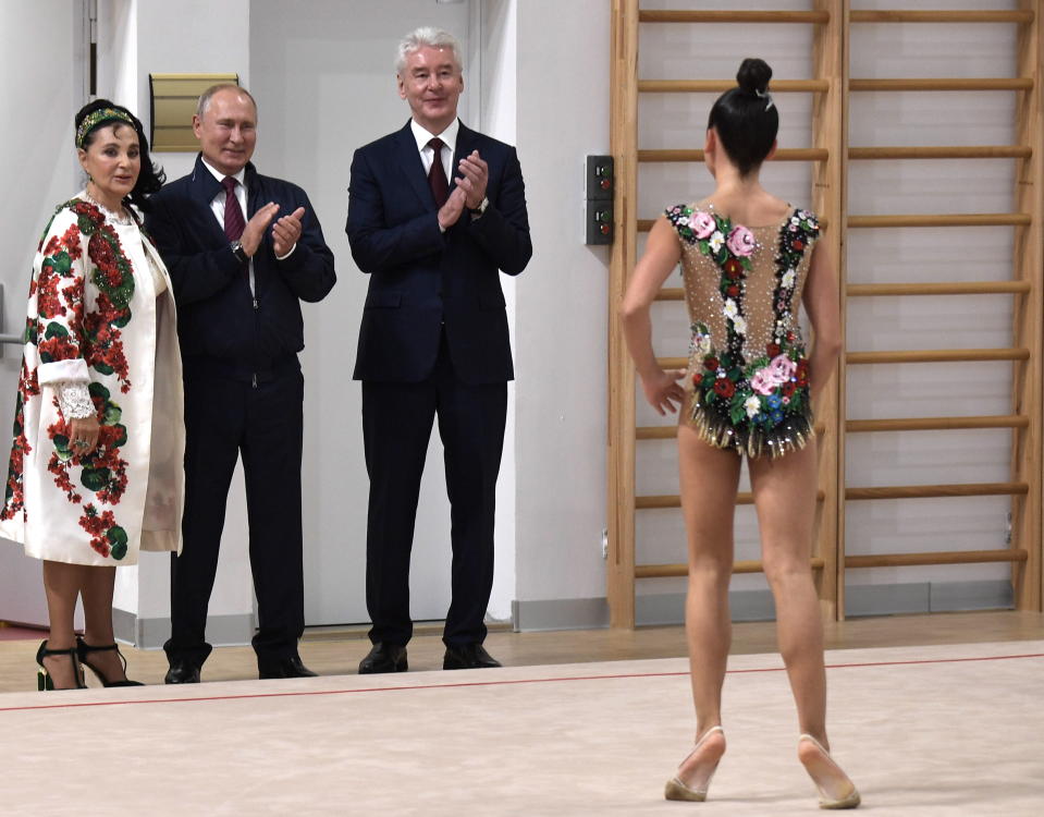 Irina Viner, Vladimir Putin y el alcalde de Moscú Sergei Sobyanin observando a una gimnasta.