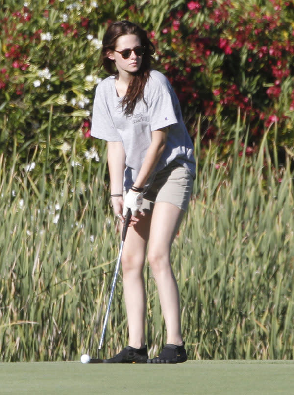 Kristen Stewart Golfs In Robert Pattinson’s Shirt