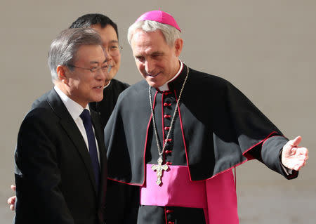 South Korean President Moon Jae-in is welcomed as he arrives to attend a meeting with Pope Francis at the Vatican, October 18, 2018. REUTERS/Tony Gentile