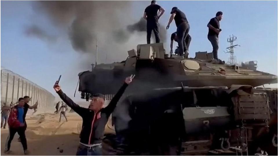 加沙城人員站在坦克上。