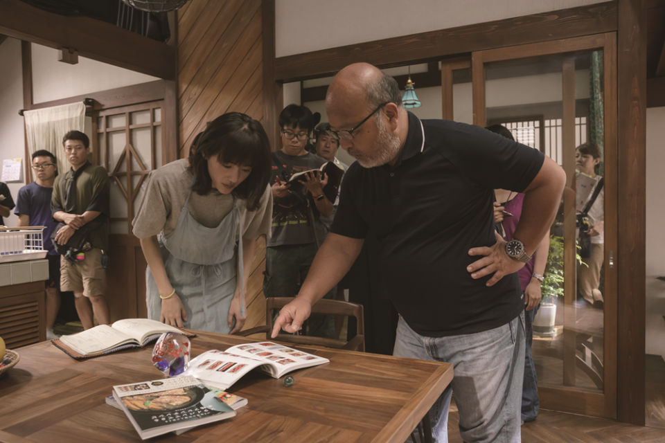 導演佐藤東彌（右）和綾瀨遙在片場針對喪失記憶後的菜美進行多次溝通討論。（龍祥電影提供）