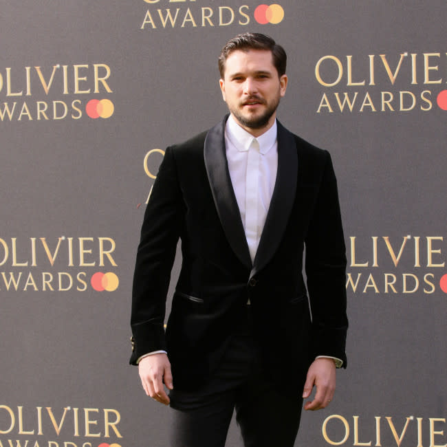 Kit Harrington admite que solía estar envuelto en sí mismo y que era un 'idiota' por ello credit:Bang Showbiz