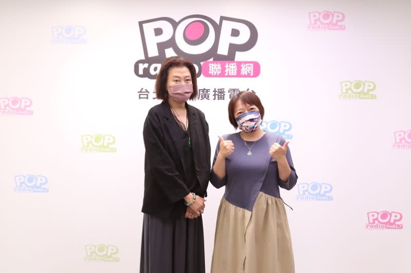 ▲台開董事長邱于芸（圖左）接受台北流行廣播電台POP Radio《POP搶先爆》專訪時，說明了台開在8月4日下市的原因與解方。圖右為主持人邱明玉（圖／台開提供）