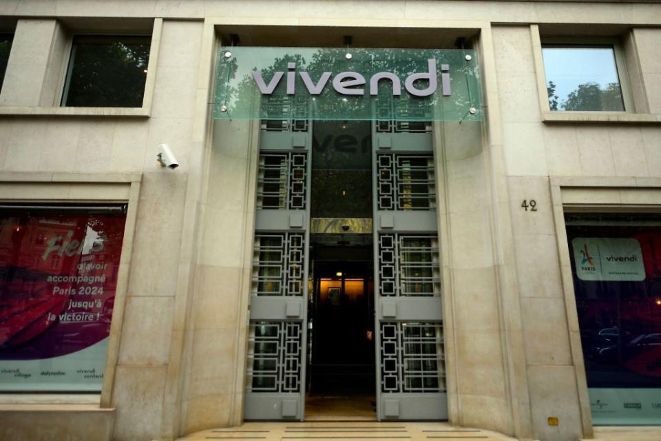 <p>La scalata di Vivendi a Mediaset è al centro di ricorsi e udienze al Tar. La stessa Vivendi è dal 2016 azionista di riferimento di Tim con una quota di circa il 24%. (Getty) </p>