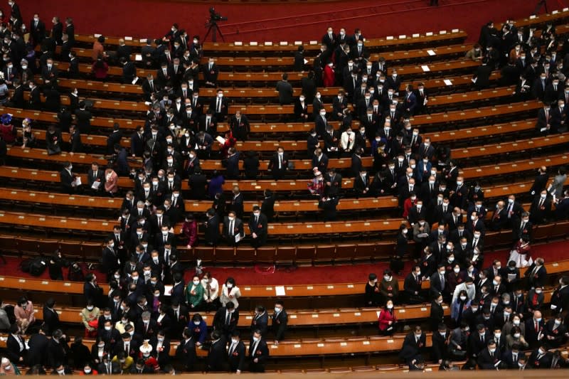 2023年3月5日，中國全國人民代表大會開幕式結束後，代表們正在魚貫離開會場。（美聯社）
