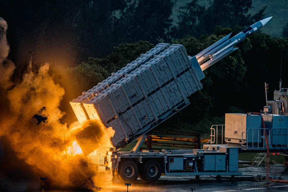 海軍發射陸基雄三飛彈，這是陸基雄三飛彈首次曝光。（國防部提供）