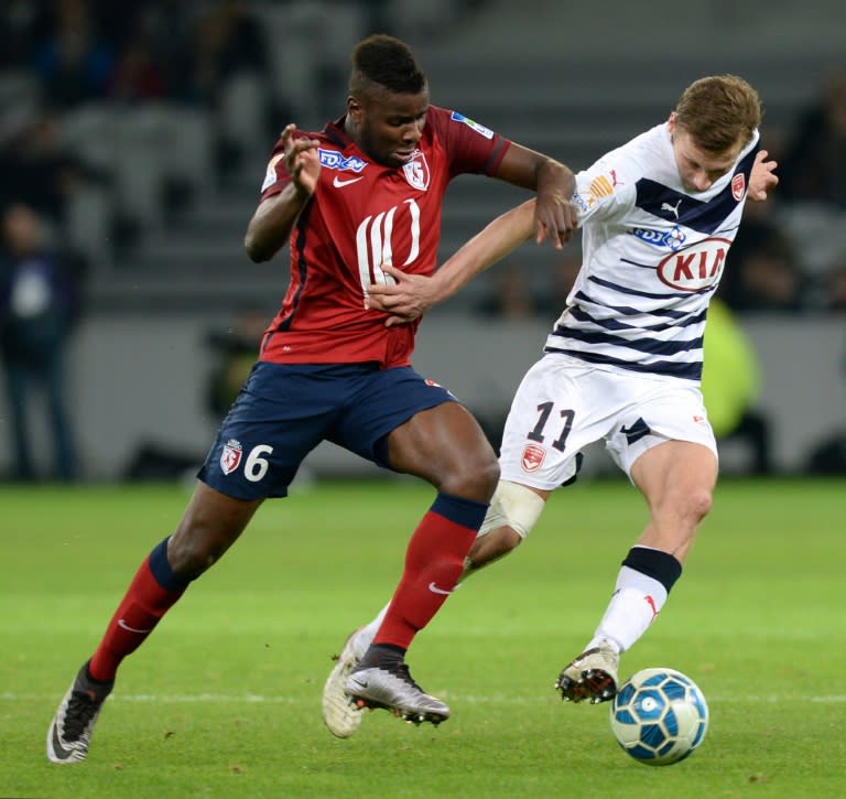 Lille's midfielder Ibrahim Amadou (L) vies with Bordeaux's midfielder Clement Chantome during the French League Cup football match at the Stade Pierre Mauroy stadium in Villeneuve-d'Ascq, France, on January 26, 2016