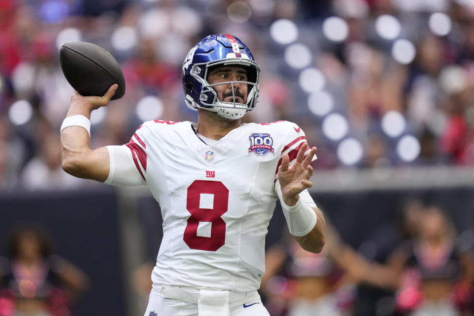 Quarterback New York Giants Daniel Jones kembali beraksi setelah mengalami cedera ACL pada hari Sabtu. (Foto AP/Eric Gay)