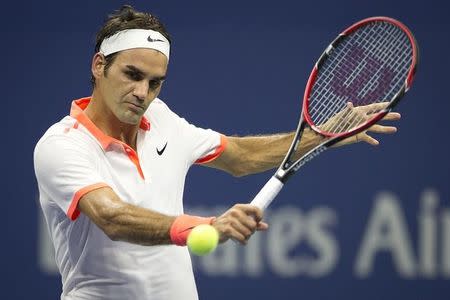 Roger Federer of Switzerland returns a shot to Richard Gasquet of France during their quarterfinals match at the U.S. Open Championships tennis tournament in New York, September 9, 2015. REUTERS/Carlo Allegri