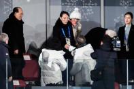 <p>Moment historique : Kim Yo-jong, sœur de Kim Jong-un, serre la main du président sud-coréen. (crédit AFP) </p>