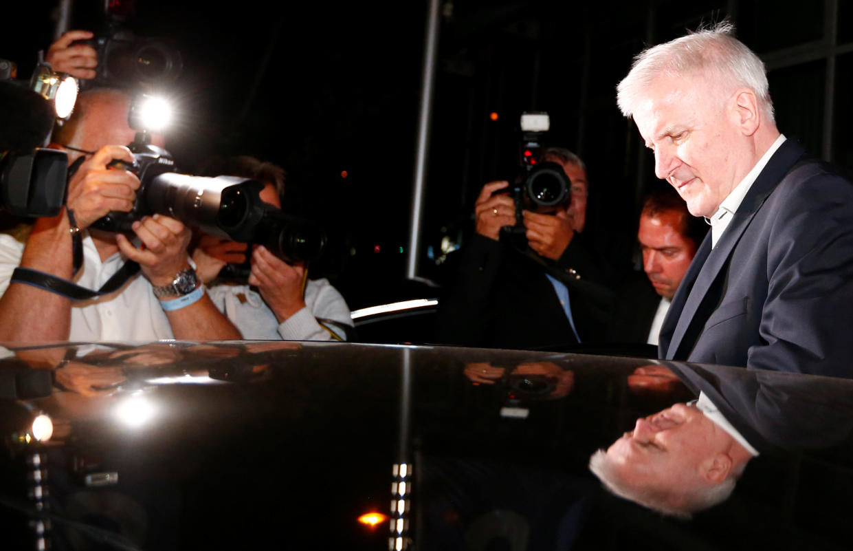 Bundesinnenminister Horst Seehofer verlässt am Sonntagabend eine CSU-Vorstandssitzung in München. (Bild: Reuters)