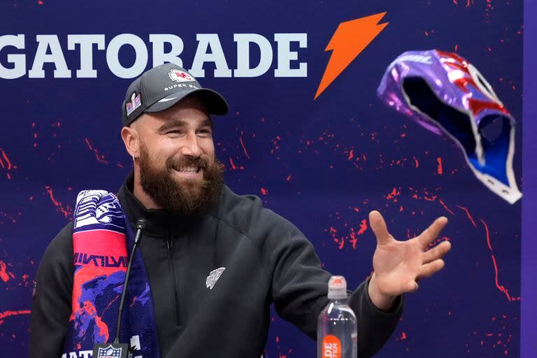 Kelce, considerado uno de los mejores alas cerradas de la historia y estrella de Kansas City Chiefs, interactúa en la presentación del Super Bowl LVIII.