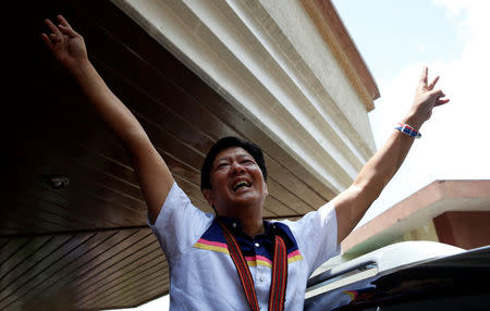 Philippines Vice-Presidential candidate BongBong Marcos waves to supporters during an election campaign in the mountain resort of Baguio city in northern Philippines April 16, 2016. REUTERS/Erik De Castro