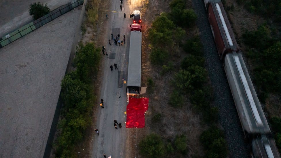 La policía investiga un camión en el que fueron hallados 46 personas muertas.