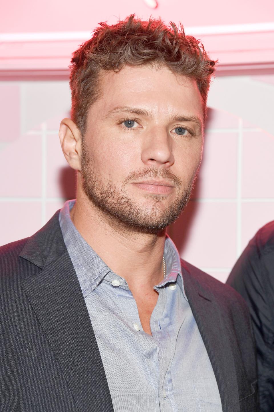 Ryan Phillippe looks gorgeous with his curly hair an well tailored grey color suit