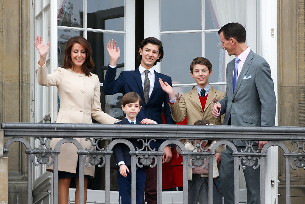 Der Enkel von Königin Margrethe II. von Dänemark und seine Familie: Prinz Joachim zu Dänemark, seine Ehefrau Prinzessin Marie, Prinz Nikolai und seine jüngeren Geschwister Prinz Felix, Prinzessin Athena und Prinz Henrik 2016 bei Feierlichkeiten der Krone. (Bild: Luca Teuchmann/Getty Images)