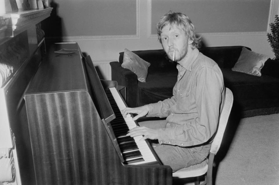 Harry Nilsson (1941 - 1994) at the piano, 1972.  (Photo by Stan Meagher/Daily Express/Hulton Archive/Getty Images)