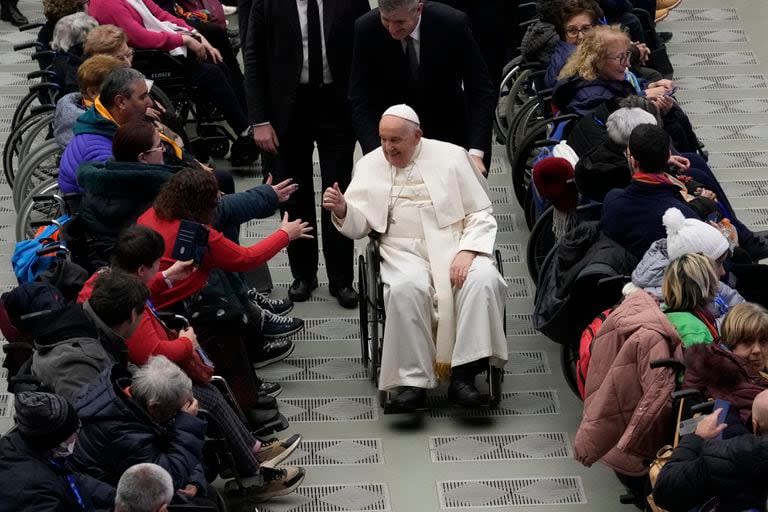 Francisco saluda a los asistentes a una audiencia con personas enfermas y organizadores de la peregrinación a Lourdes, en el salón Pablo VI, en el Vaticano (Archivo)