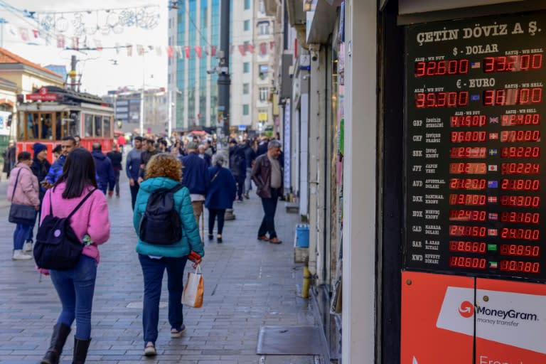 Tipos de cambio de la lira turca en pantallas de la avenida Istklal de Estambul, en Turquía, el 21 de marzo de 2024 (Yasin Akgul)