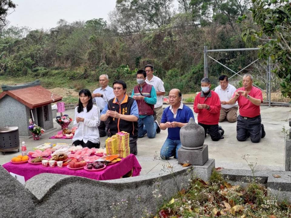 官田慈聖宮主委陳俊銘與鄉親們，昨天前往陳永華參軍墓園掃墓、祭拜，表達慎終追遠之意。(記者盧萍珊攝)