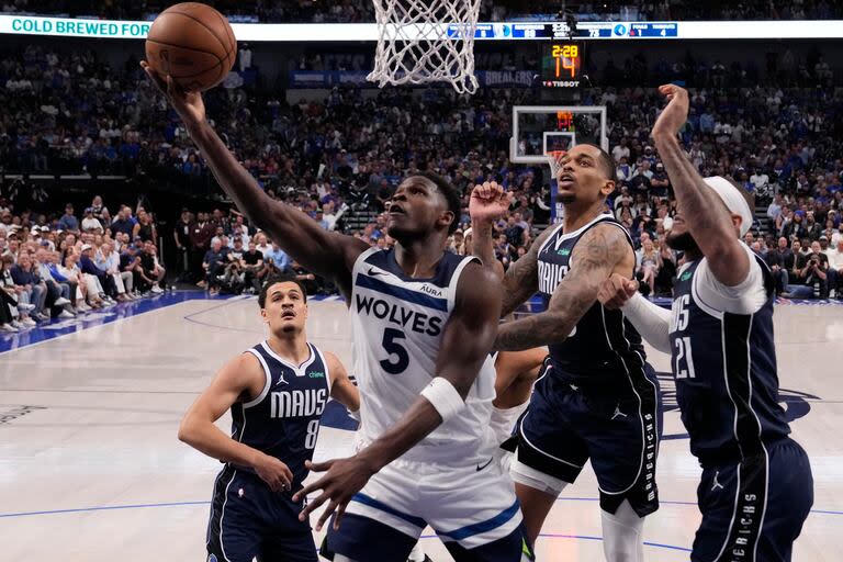 Anthony Edwards busca el aro; Minnesota Timberwolves intentará seguir descontando en la serie decisiva del Oeste frente a Dallas Mavericks, que la gana por 3-1 y está a un éxito de la final de la NBA.