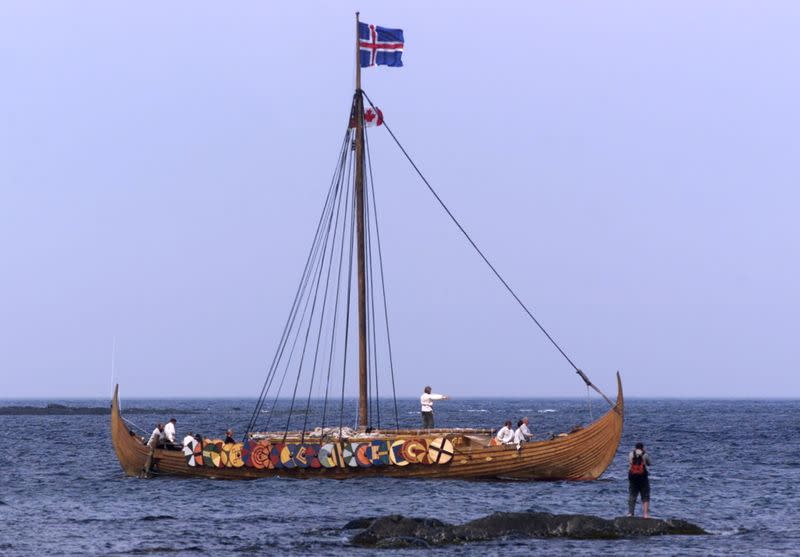 Imagen de archivo. Turista toma fotos de réplica de barco vikingo Islendingur a su llegada a L'Anse aux Meadows, Terranova