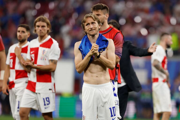 Luka Modric, el 10 de Croacia, no lo puede creer: tuvo un partido de locos y vibrante: a él le habían atajado un penal y luego había convertido el 1-0, pero Italia le empató en el minuto 97 y dejó a su selección casi eliminada