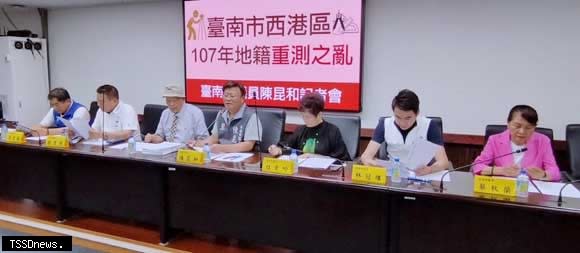 南市議員陳昆和召開記者會說明接受陳情為地主訴訟爭取權益結果，也呼籲市府儘速伐還地價差額。（記者李嘉祥攝）