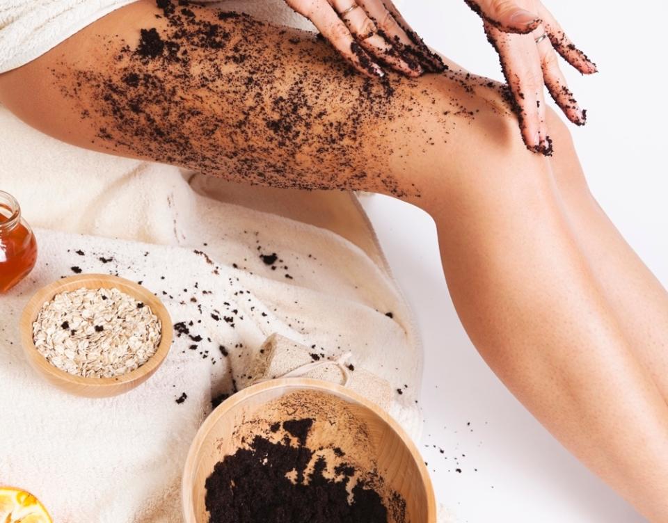 Mezcla los restos de café con un buen humectante como aceite de almendras, de coco o manteca de cacao, para crear un buen exfoliante que te ayudará a eliminar las células muertas de tu piel. (Foto: Getty)