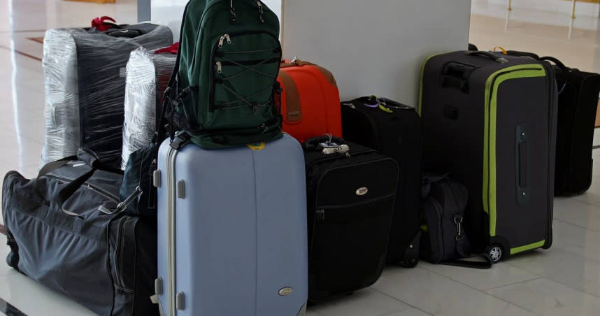 大多數旅客常在行李箱繫上顏色醒目易辨識的緞帶。（圖／Pixabay）