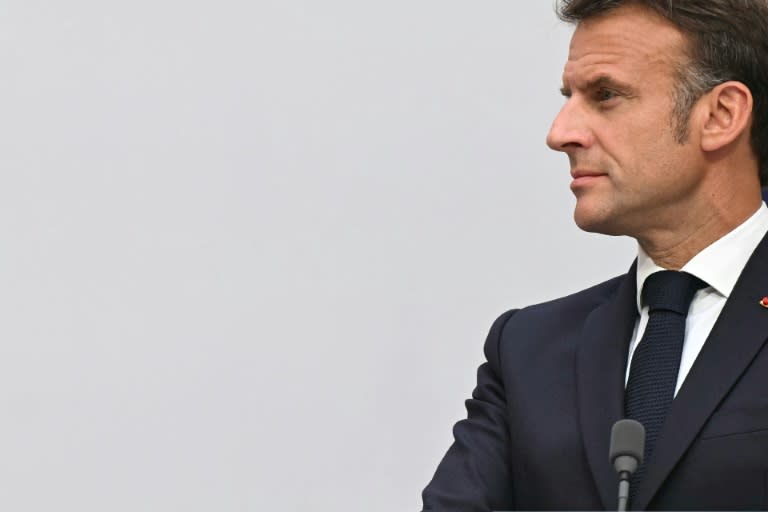 Drei Tage nach der vorgezogenen Parlamentswahl hat Frankreichs Präsident Emmanuel Macron die "republikanischen" Parteien zur Bildung einer "soliden" und "pluralistischen Mehrheit" aufgerufen. Zudem schrieb er in einem am Mittwoch veröffentlichten Brief an die Französinnen und Franzosen, "niemand" habe die Wahl gewonnen. (SAUL LOEB)