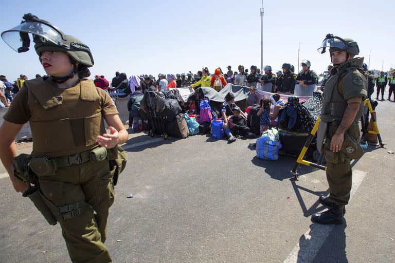  Una crisis migratoria en la frontera entre Chile y Perú se intensificó con la llegada de cientos de personas que quedaron varadas, al no poder cruzar a Perú desde Chile en su ruta para regresar a sus países de origen. 