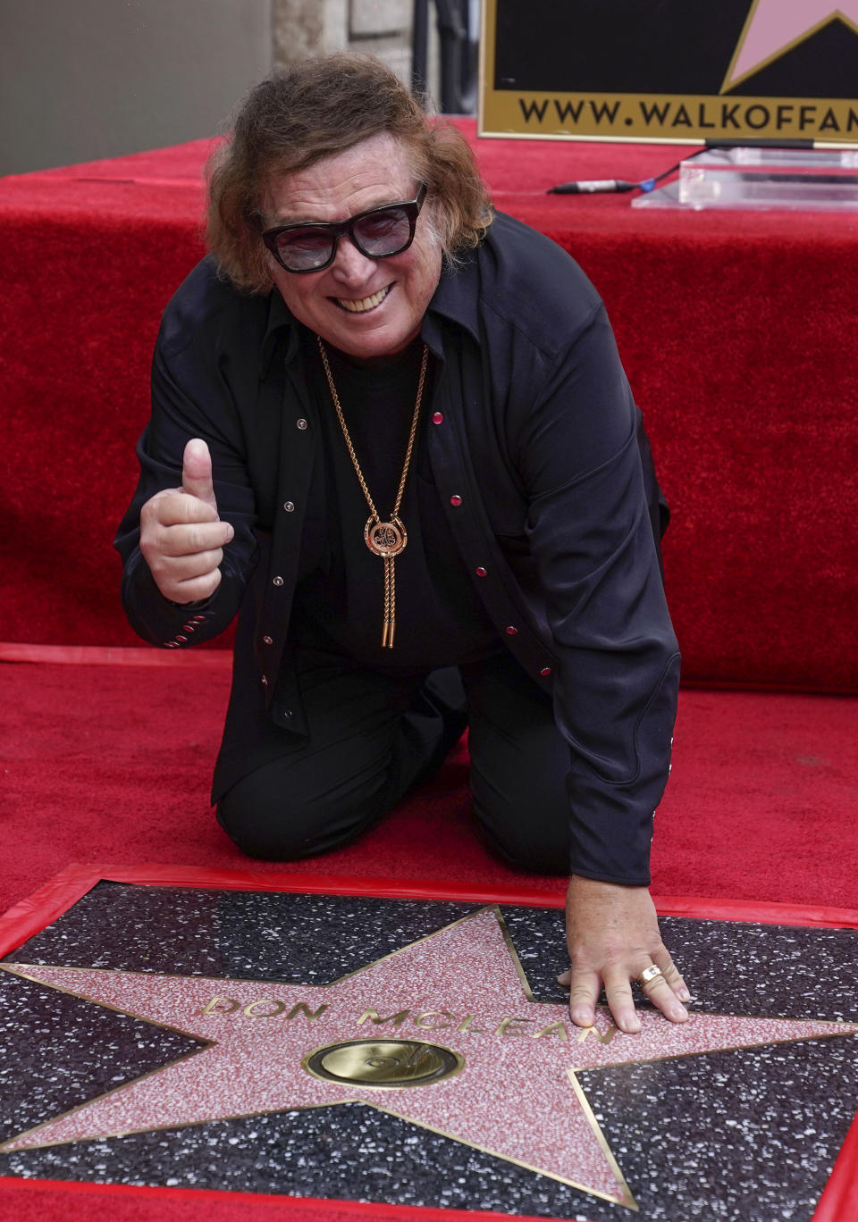 ARCHIVO - El cantautor Don McLean posa junto a su flamante estrella en el Paseo de la Fama de Hollywood, el 16 de agosto de 2021 en Los Ángeles. McLean comparte los secretos de su emblemática canción "American Pie" en un nuevo largometraje documental, "The Day the Music Died: The Story of Don McLean's 'American Pie'". (Foto AP/Chris Pizzello, archivo)