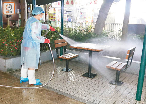 有人員在院舍樓下的公園進行消毒。（馬竟峯攝）