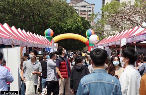 新北校園就博會淡大起跑，三月十三日集結九十五家廠商釋出四千七百個職缺。（圖：新北就服處提供）