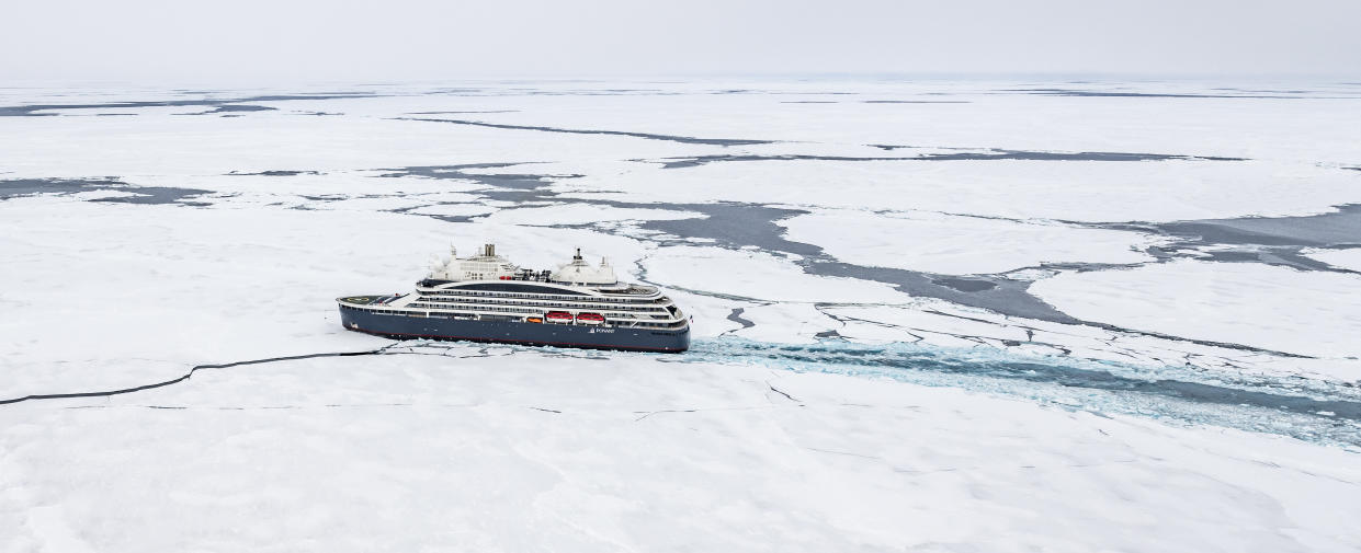 Un barco eléctrico híbrido que opera en las regiones polares y acaba de comenzar a operar con la compañía francesa de cruceros Ponant. (PONANT-Olivier Blaud vía The New York Times)